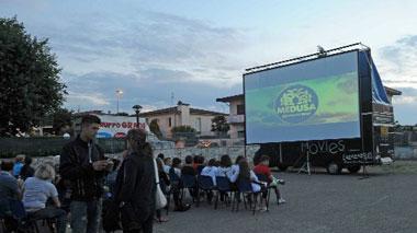Cenaia ritrova il cinema di una volta grazie a un forgone che porta le proiezioni nei paesi