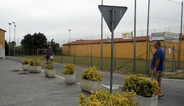 La folla occupa la strada, lui travolge con l'auto 4 persone e scappa: grave un ragazzino