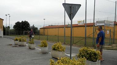 La folla occupa la strada, lui travolge con l'auto 4 persone e scappa: grave un ragazzino