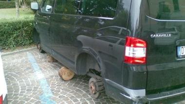 FURGONE LASCIATO SENZA RUOTE