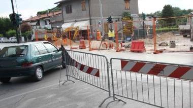 <b>CHIUSA.</b> La strada bloccata per l’intervento di Enel