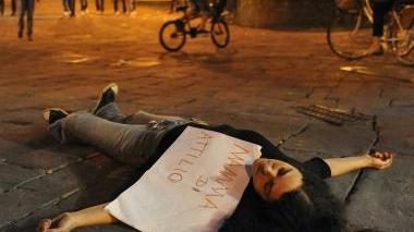 <b>PROTESTA CHOC </b>La madre di Attilio sdraiata in piazza contro le violenze