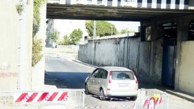 Il ponte su via Orlando. La via sottostante era stata transennata