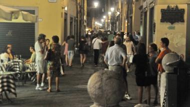 Ultimo appuntamento con lo shopping notturno