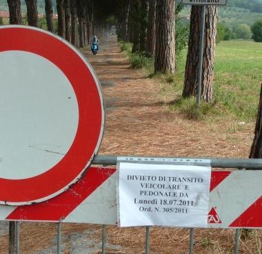 Il cartello di divieto di transito allinizio del viale 