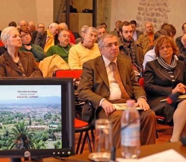 Pubblico a un incontro sul futuro del complesso 