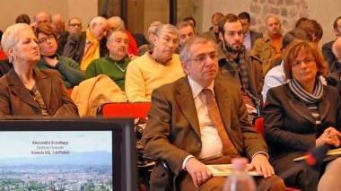 Pubblico a un incontro sul futuro del complesso
