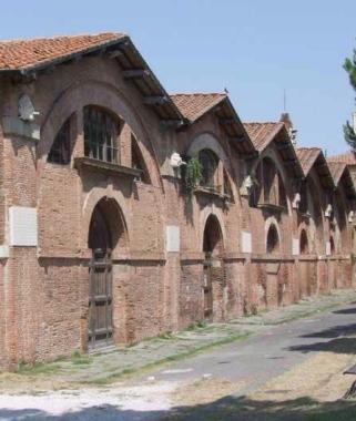 Sopra, una immagine dellormai ex lungarno Cosimo I; a sinistra gli Arsenali Medicei   