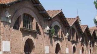 Sopra, una immagine dell’ormai ex lungarno Cosimo I; a sinistra gli Arsenali Medicei
