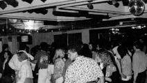 Un’immagine ormai storica di giovani che ballano nella discoteca Maeba di San Marcello chiusa da tempo