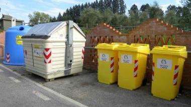 Cassonetti della differenziata Sotto, seconda da sinistra, Ciampolini