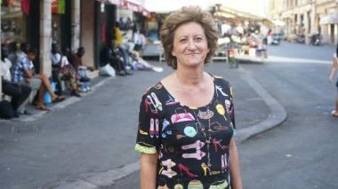 Persone che passeggiano in via Grande davanti ai negozi e a sinistra Maristella Calgaro presidente Confesercenti