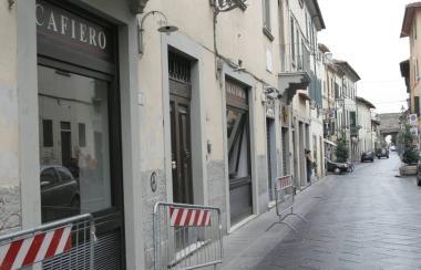 Le vetrine del ristorante lungo via Santa Trinit&agrave; 