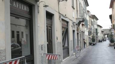 Le vetrine del ristorante lungo via Santa Trinità