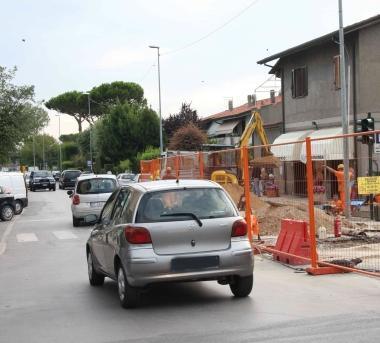 <b>TRAFFICO.</b> Alcune auto passano accanto al cantiere 