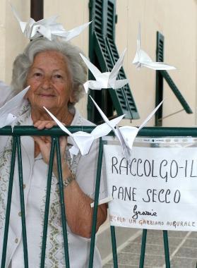 La signora Irma accanto al cartello sistemato davanti a casa sua