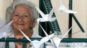 La signora Irma accanto al cartello sistemato davanti a casa sua