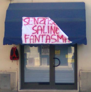 Un momento della protesta delle scorse settimane in paese con striscioni a case e negozi  