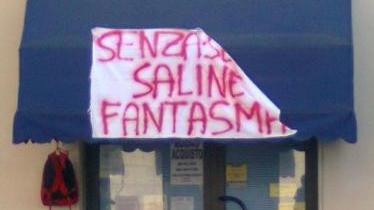 Un momento della protesta delle scorse settimane in paese con striscioni a case e negozi