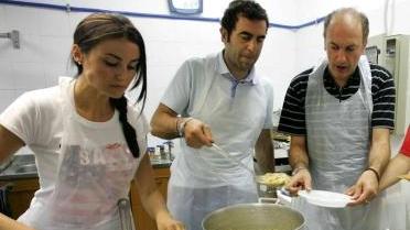 Gli assessori ai fornelli a sinistra il sindaco Rossetti