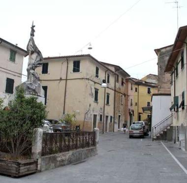Scorci della frazione montana di Codena: le abitazioni e una strada nel cuore del paese    