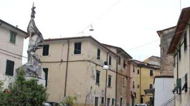 Scorci della frazione montana di Codena: le abitazioni e una strada nel cuore del paese