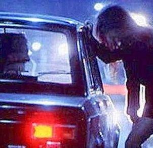 INDAGINI Della Polizia A sinistra il capo delle volanti Armando Buccini Sopra un cliente contratta con una prostituta