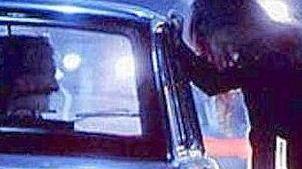 INDAGINI Della Polizia A sinistra il capo delle volanti Armando Buccini Sopra un cliente contratta con una prostituta