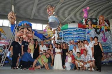 <b>FOTO DI GRUPPO </b>per gli sposi e gli amici del Rione Chiesa nel capannone    