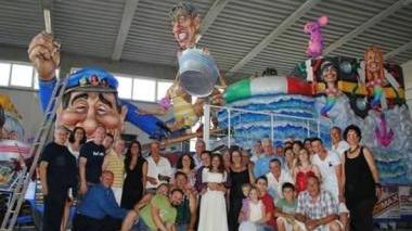 <b>FOTO DI GRUPPO </b>per gli sposi e gli amici del Rione Chiesa nel capannone