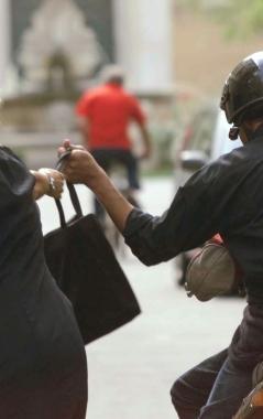 Scippatori all'attacco, ma restano senza soldi