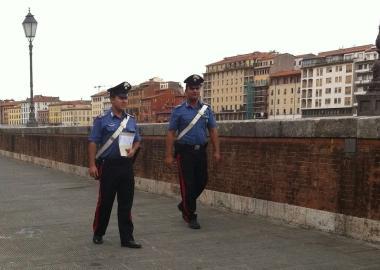 Molesta i passanti in corso Italia i carabinieri l'arrestano per droga