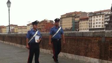 Molesta i passanti in corso Italia i carabinieri l'arrestano per droga