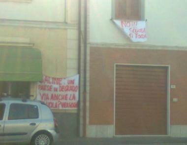 <b>PROTESTA IN PIAZZA </b>Unimmagine delliniziativa organizzata dalla comunit&agrave; di Saline per sensibilizzare le istituzioni sul taglio della prima media della scuola nella frazione         