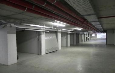 I garage privati dellex Odeon e, a destra, una rampa del parcheggio 
