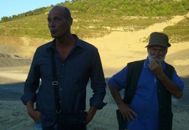 Federico Bellabarba (a sinistra) nella cava con un rappresentante del comitato anti-discarica   