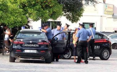 Alcune auto dei carabinieri in azione  