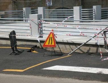 Il tratto di asfalto ceduto di fronte al parcheggio 