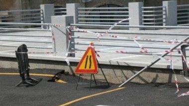 Il tratto di asfalto ceduto di fronte al parcheggio