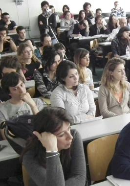 Sotto studenti a lezione   