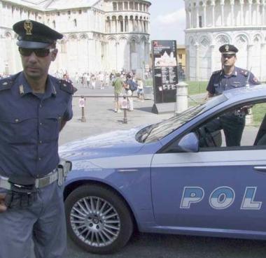 Agenti di polizia impegnati in controlli in piazza dei Miracoli     