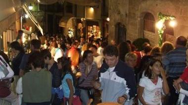 Turisti in visita a Castelnuovo il numero degli stranieri che scelgono il capoluogo per trascorrervi le vancanze è in aumento