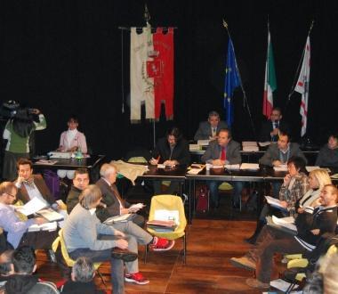 La maggioranza lascia laula, a dx il campo nomadi 