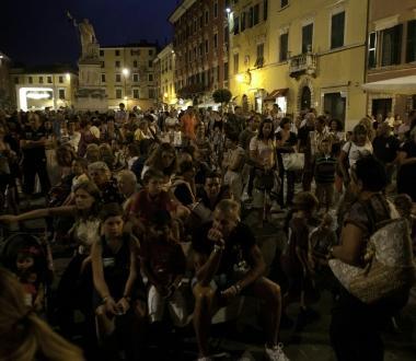 Il pubblico di piazza Alberica e uno degli spettacoli di maggiore successo della rassegna 