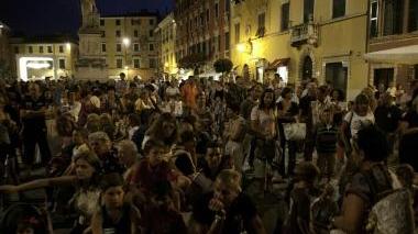 Il pubblico di piazza Alberica e uno degli spettacoli di maggiore successo della rassegna