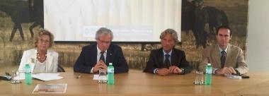 <b>CORSI.</b> In alto un momento della presentazione nella nuova sede della banca in corso Carducci, sopra Rolando Boni dei centri di promozione sociale 