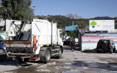 In alto, un camion entra nellarea del Cermec per scaricare rifiuti   