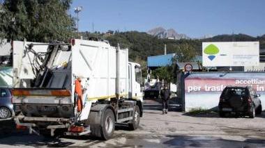 In alto, un camion entra nell’area del Cermec per scaricare rifiuti