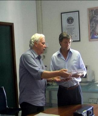 La consegna delle prime 4mila firme per chiedere un consiglio straordinario e sfiduciare il direttore generale De Lauretis       