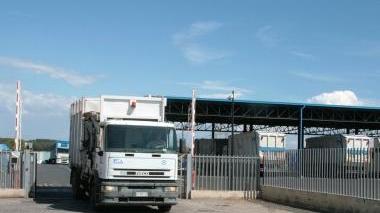 A destra l’ingresso della sede della Rea alle Morelline Sotto la discarica di Scapigliato